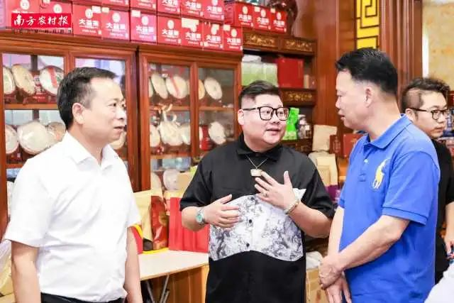 源森鴻鵬茶業(yè)負責(zé)人彭曉鴻（左二）為調(diào)研組介紹經(jīng)銷茶葉品牌。